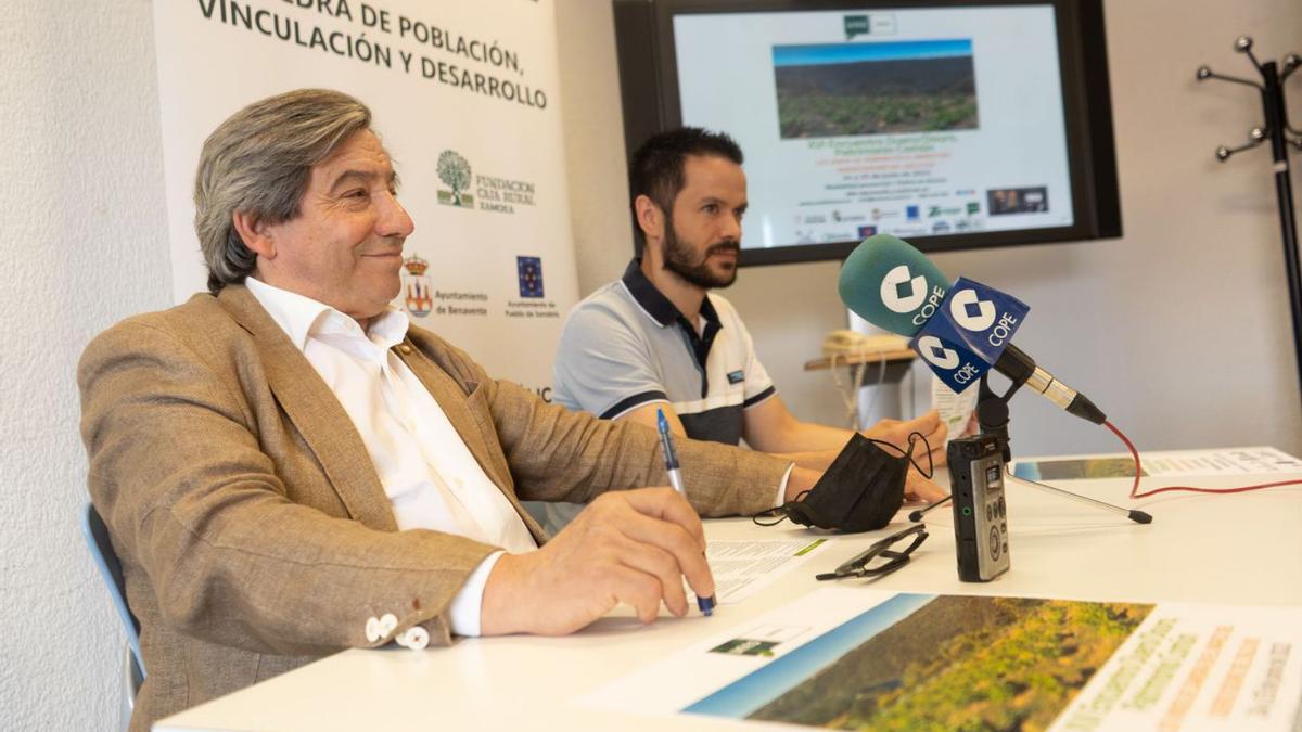 Juan Andrés Blanco, en primer término, durante la comparecencia. |