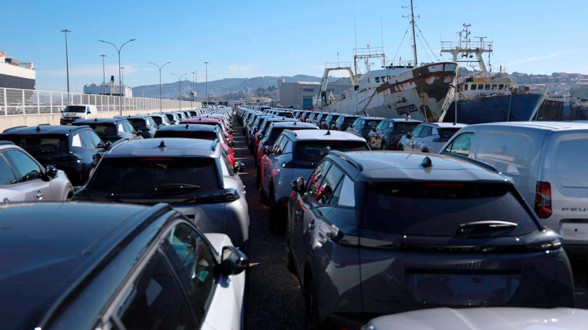 Vehículos de Stellantis Vigo acumulados el pasado septiembre en el puerto de Vigo.