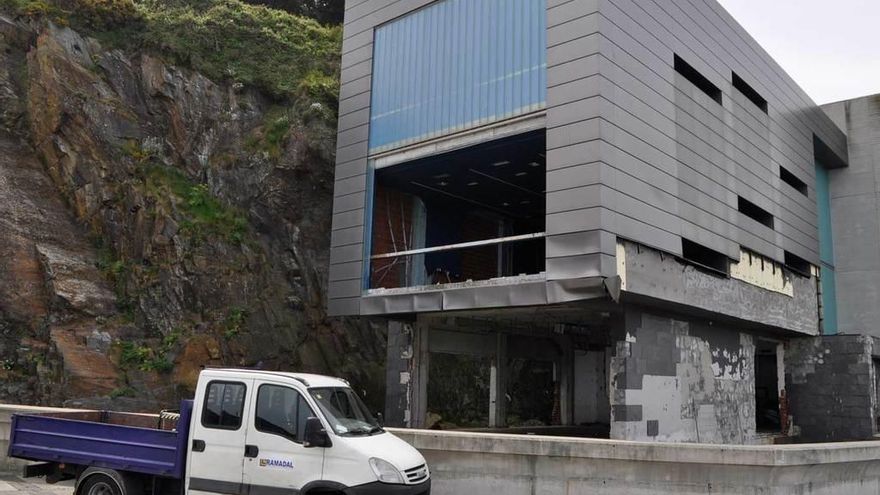 Un vehículo de la empresa contratada, frente al museo luarqués.