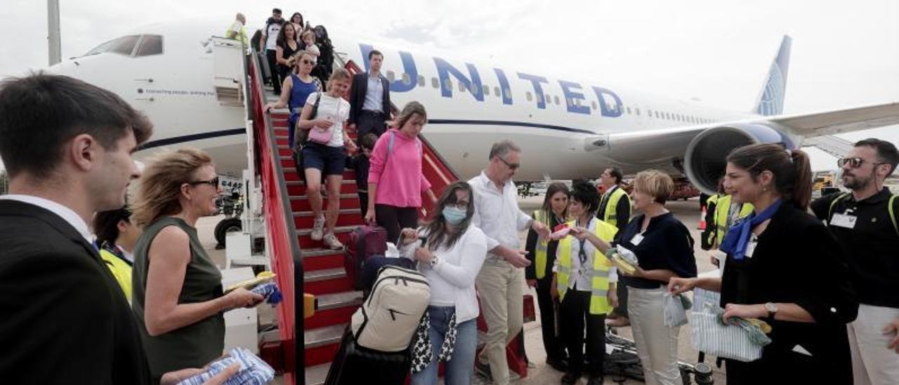 Gran celebración en el aeropuerto de Palma por el aterrizaje del primer avión que une la isla con el aeropuerto de Newark.  | MANU MIELNIEZUK