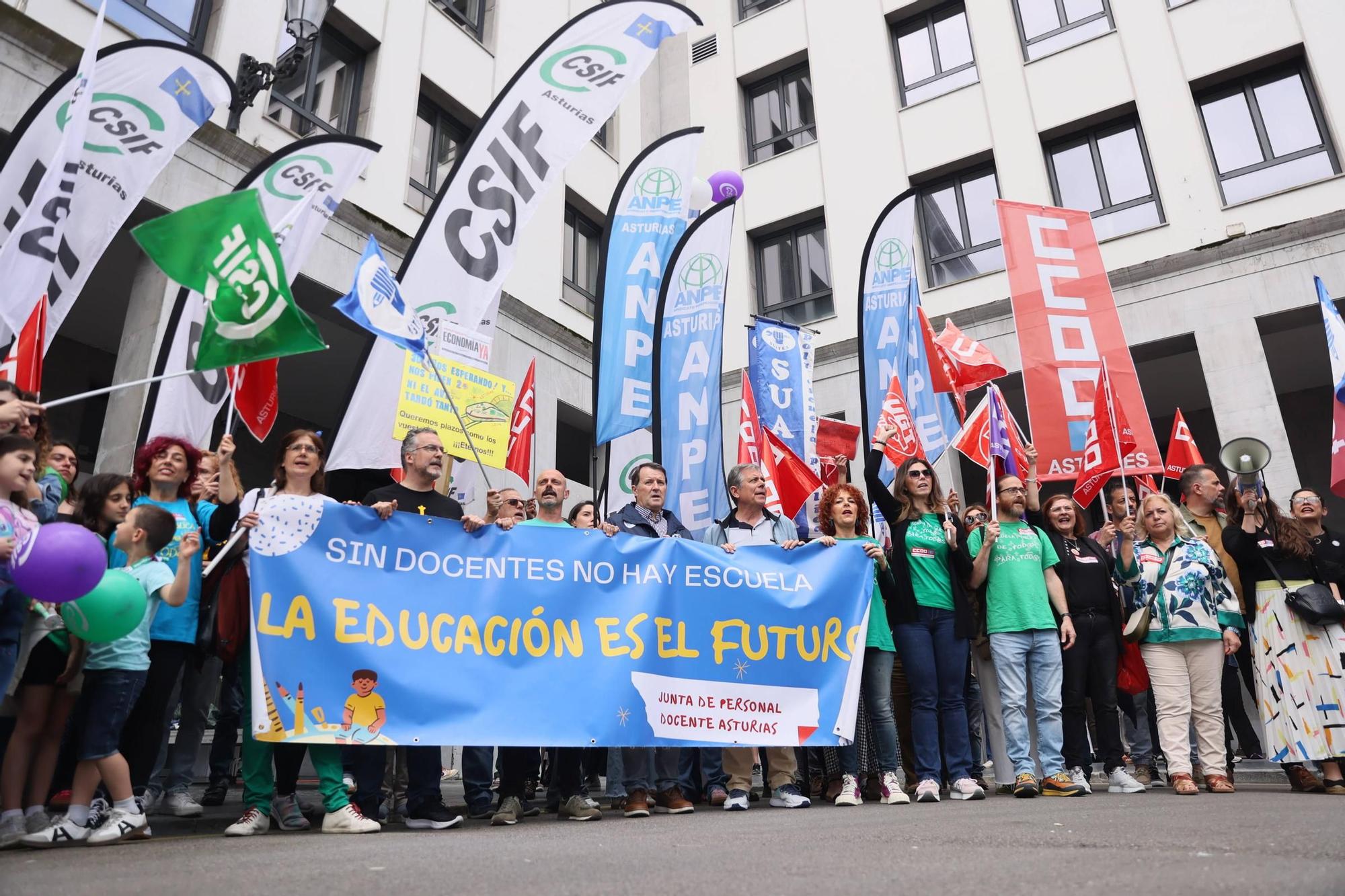 EN IMÁGENES: La gran movilización de profesores de este domingo en Oviedo