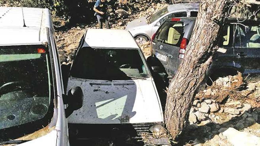 Varios coches, arrastrados por una riada, en la zona de es Cubells, en Eivissa.