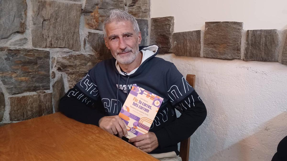 Delfí Vilaseva amb el seu llibre