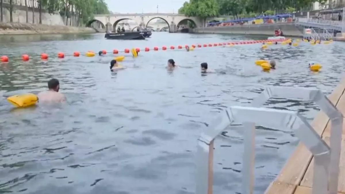 Los bañistas vuelven al Sena por primera vez desde 1923