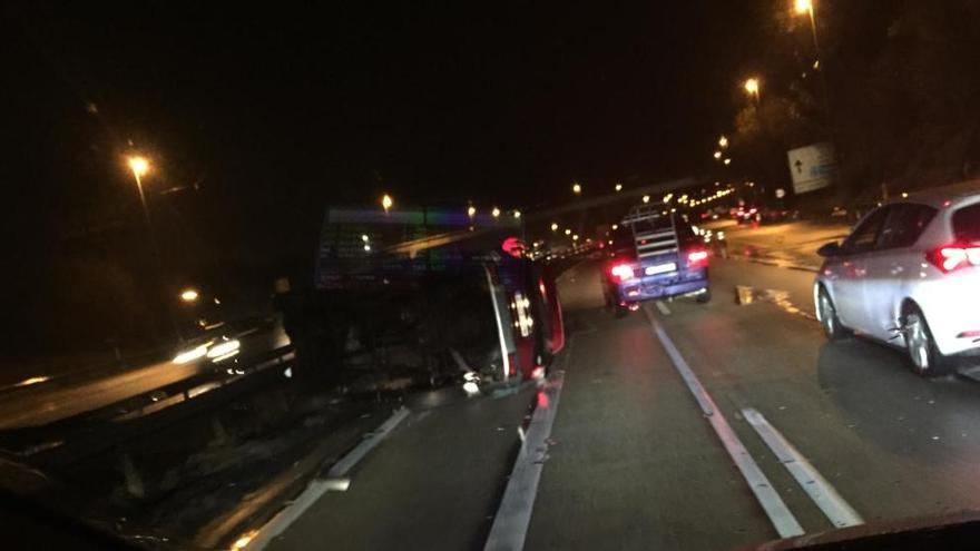 El vehículo volcado en la calzada.