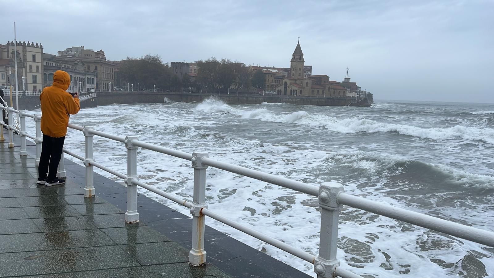 El oleaje sigue azotando la costa de Gijón