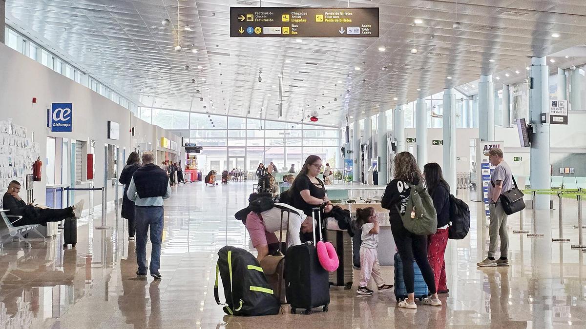 Viajeros en el aeropuerto de Peinador durante este verano