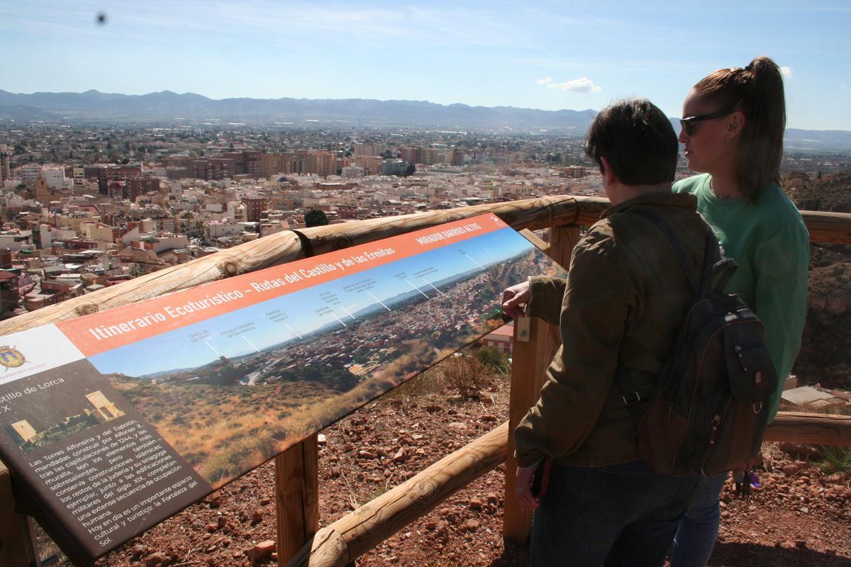 El mirador sobre la ciudad cuenta con un panel en el que se muestran los distintos monumentos visibles desde el lugar como comprobaban las ediles María Dolores Chumilla e Irene Jódar.