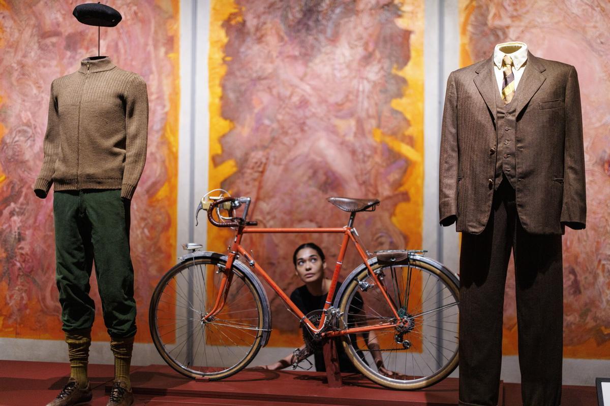 LONDRES (Reino Unido), 17/11/2025.- Un asistente de galería posa con títeres utilizados en la película Isla de los Perros durante un photocall para la próxima exposición Wes Anderson: The Archives en el Design Museum en Londres, Gran Bretaña, 17 de noviembre de 2025. El Design Museum albergará la primera gran exposición británica de la obra del cineasta, que se celebrará del 21 de noviembre de 2025 al 26 de julio de 2026. La exposición otorga un acceso sin precedentes a los archivos personales de Wes Anderson, acumulados durante tres décadas, con más de 700 objetos, muchos de los cuales nunca se han exhibido en Gran Bretaña. 