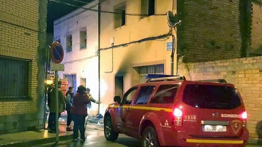 Los bomberos de la DPZ rescatan a tres personas de un incendio en Gallur