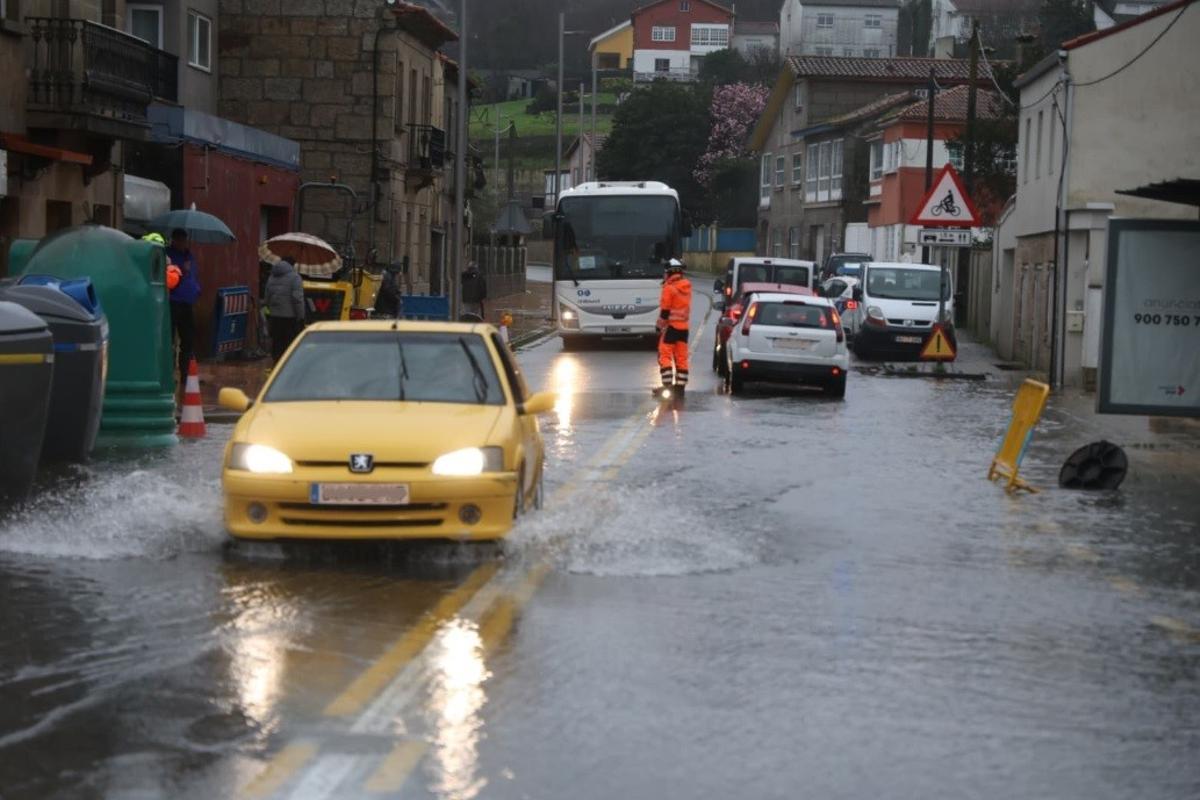 Varios vehiculos en la anegada Rúa do Santo