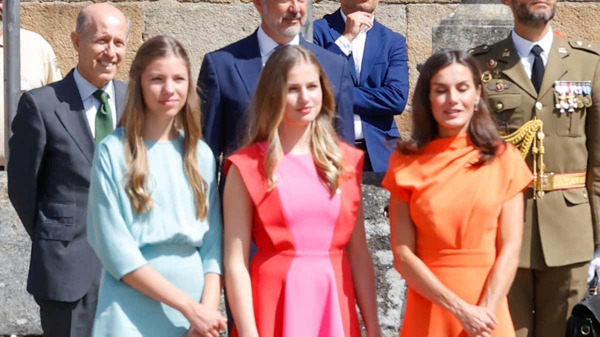 La reina Letizia, la princesa Leonor y la infanta Sofía deslumbran en Santiago de Compostela