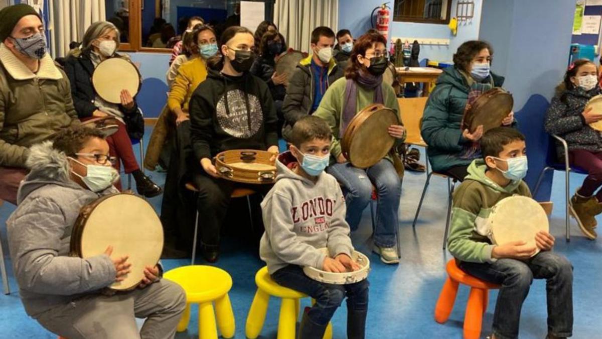 Participantes en el taller de pandereta, ayer, en el centro de juventud La Panera de Grado. | Reproducción de S. A.