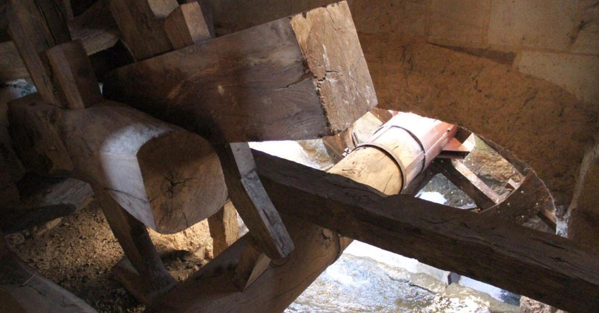 Mecanismo de madera que utiliza la fuerza de la corriente en las aceñas de Olivares. | NAHUEL IBÁÑEZ (ARCHIVO)