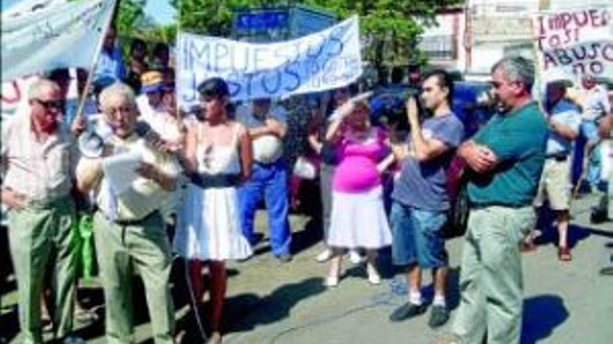 250 habitantes de Deleitosa piden la bajada de impuestos