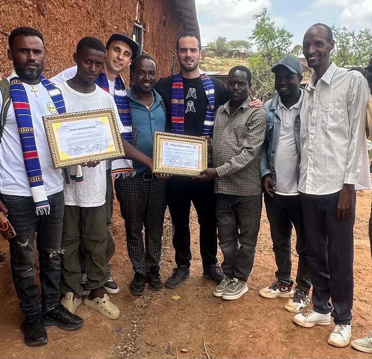 Miguel Ferrer, a la izquierda, y Miguel Solís, con varios amigos y colaboradores etíopes de su proyecto relacionado con el skate.