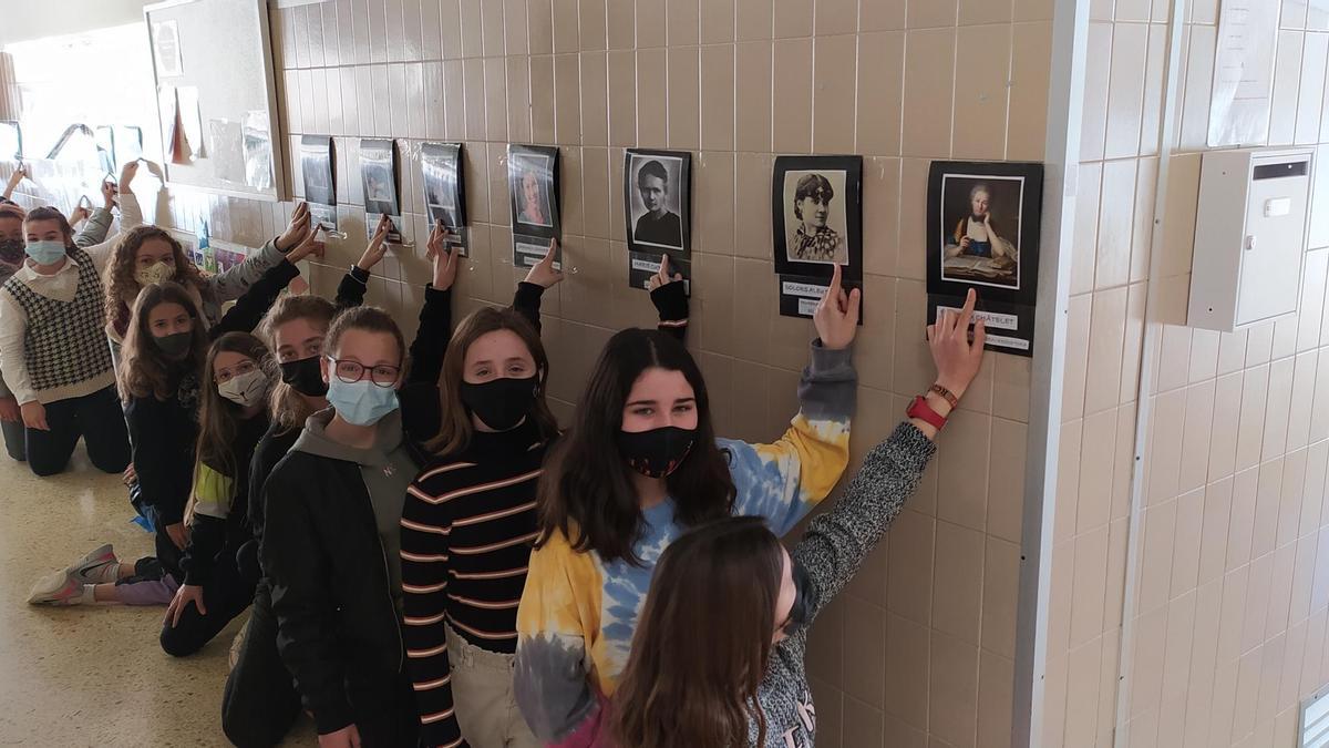 La exposición se puede ver en el interior del colegio.