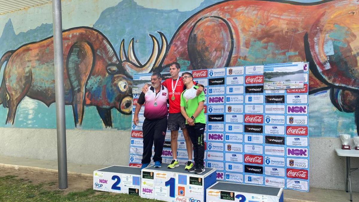 Alejandro recogiendo su medalla en el campeonato de Galicia.