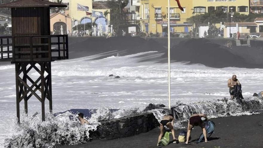 Tazacorte urge a Costas un dique que proteja el litoral del fuerte oleaje