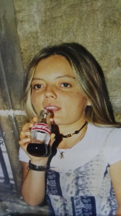 Una chica disfruta de la chispa de la vida en 1997