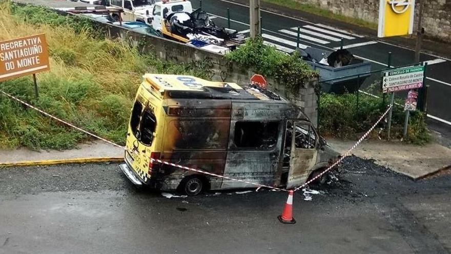 Arde una ambulancia en Padrón