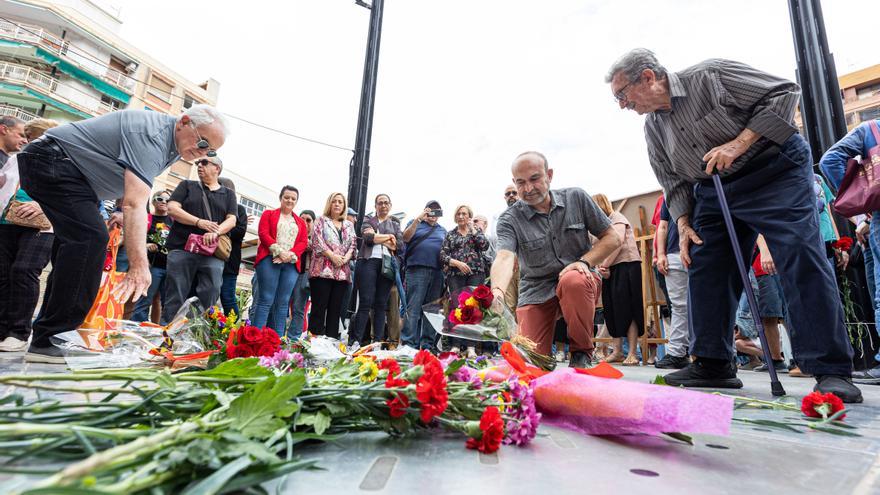 Un “Guernica alicantino” y flores a las víctimas para recordar el bombardeo del Mercado Central en su 85 aniversario