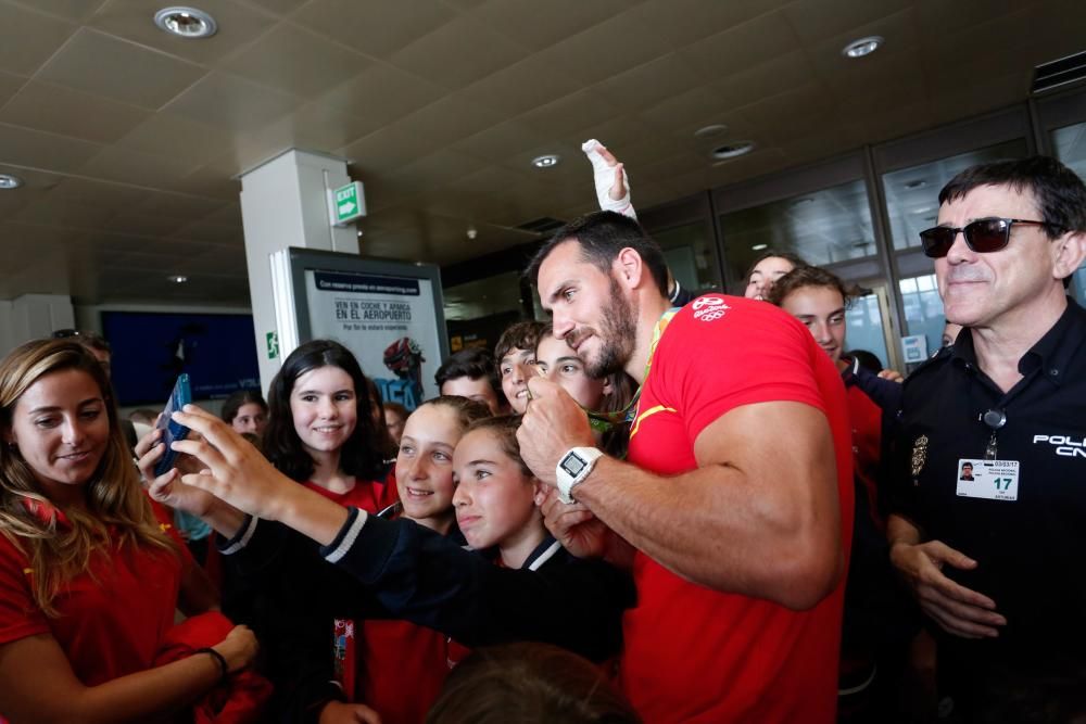 Recepción a Saúl Craviotto y a María López en el Aeropuerto de Asturias