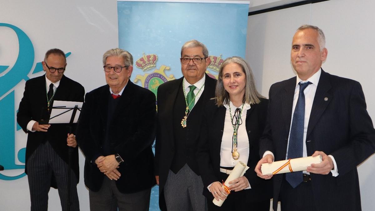 Imagen José Fuertes, consejero delegado de Grupo Fuertes, junto al presidente de la Academia de Ciencias Veterinarias, Cándido Gutiérrez, y los premiados, Inmaculada Cuesta y Ángel Gata.