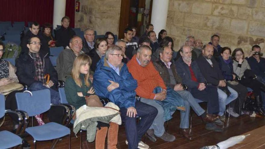 Asistentes a la conferencia sobre apicultura de Cid Álvarez.