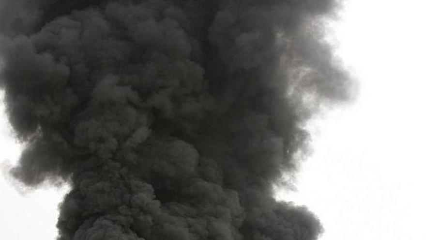 Un incendio calcina una fábrica en O Porriño y obliga a desalojar otras diez