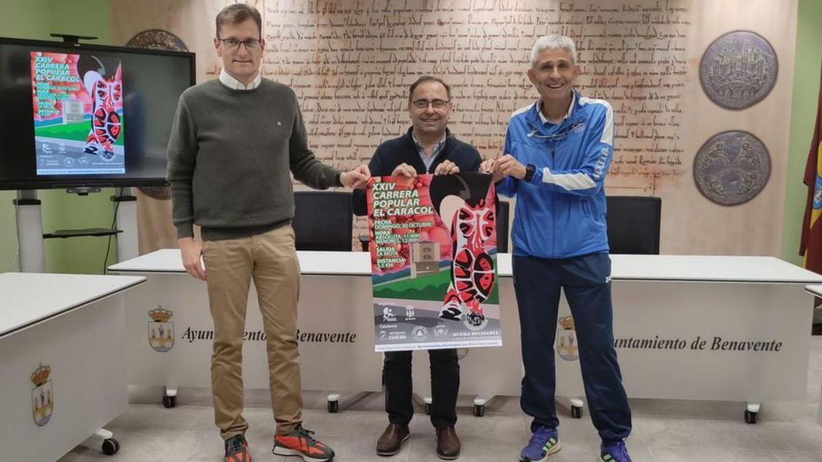 El concejal de Deportes (centro) con integrantes del Club de Atletismo, durante la presentación. | E. P.