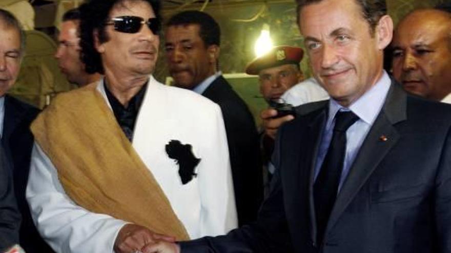 Gaddafi i Sarkozy, plegats a Trípoli, el 2007