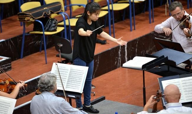 ELIM CHAN DIRECTORA CHINA ORQUESTA FILARMONICA