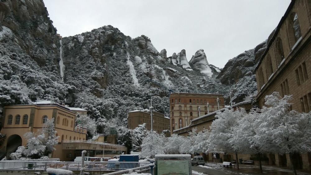 Imatges de la nevada d'avui a Montserrat