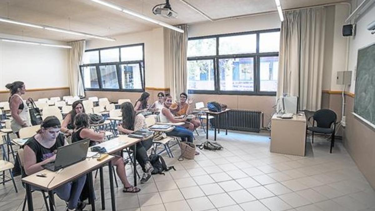 Unas alumnas esperan la llegada del profesor en un aula de la nueva facultad de Educación de la Universitat de Barcelona, ayer.