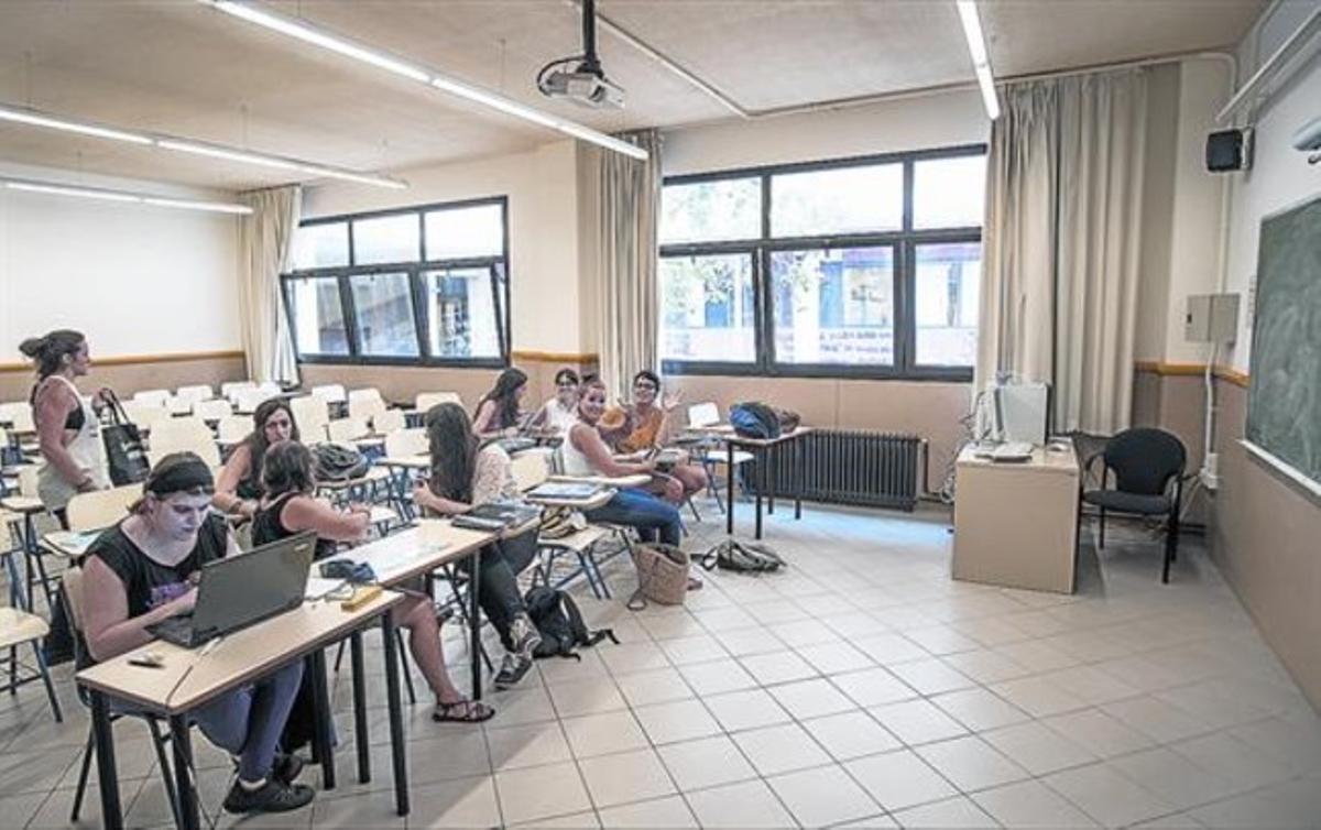 Unes alumnes esperen l’arribada del professor en una aula de la nova facultat d’Educació de la Universitat de Barcelona, ahir. Unes alumnes esperen l’arribada del professor en una aula de la nova facultat d’Educació de la Universitat de Barcelona, ahir.