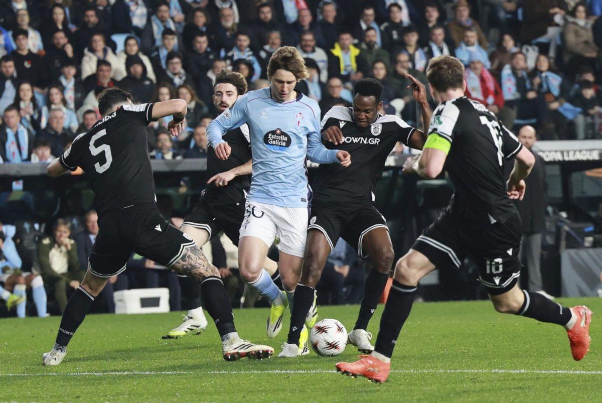 Fer López trata de avanzar metros rodeado de cuatro jugadores del PAOK.