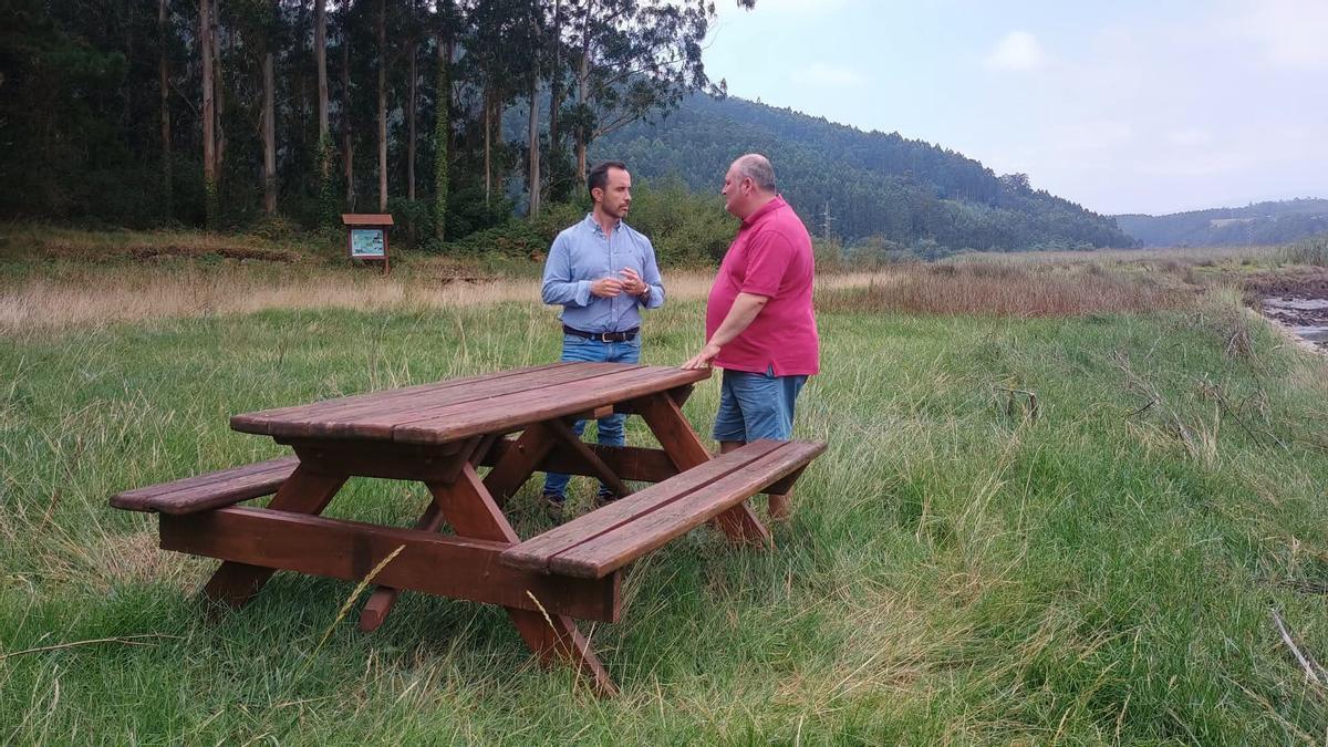 David Villar y César Álvarez conversan junto a una de las mesas instaladas.