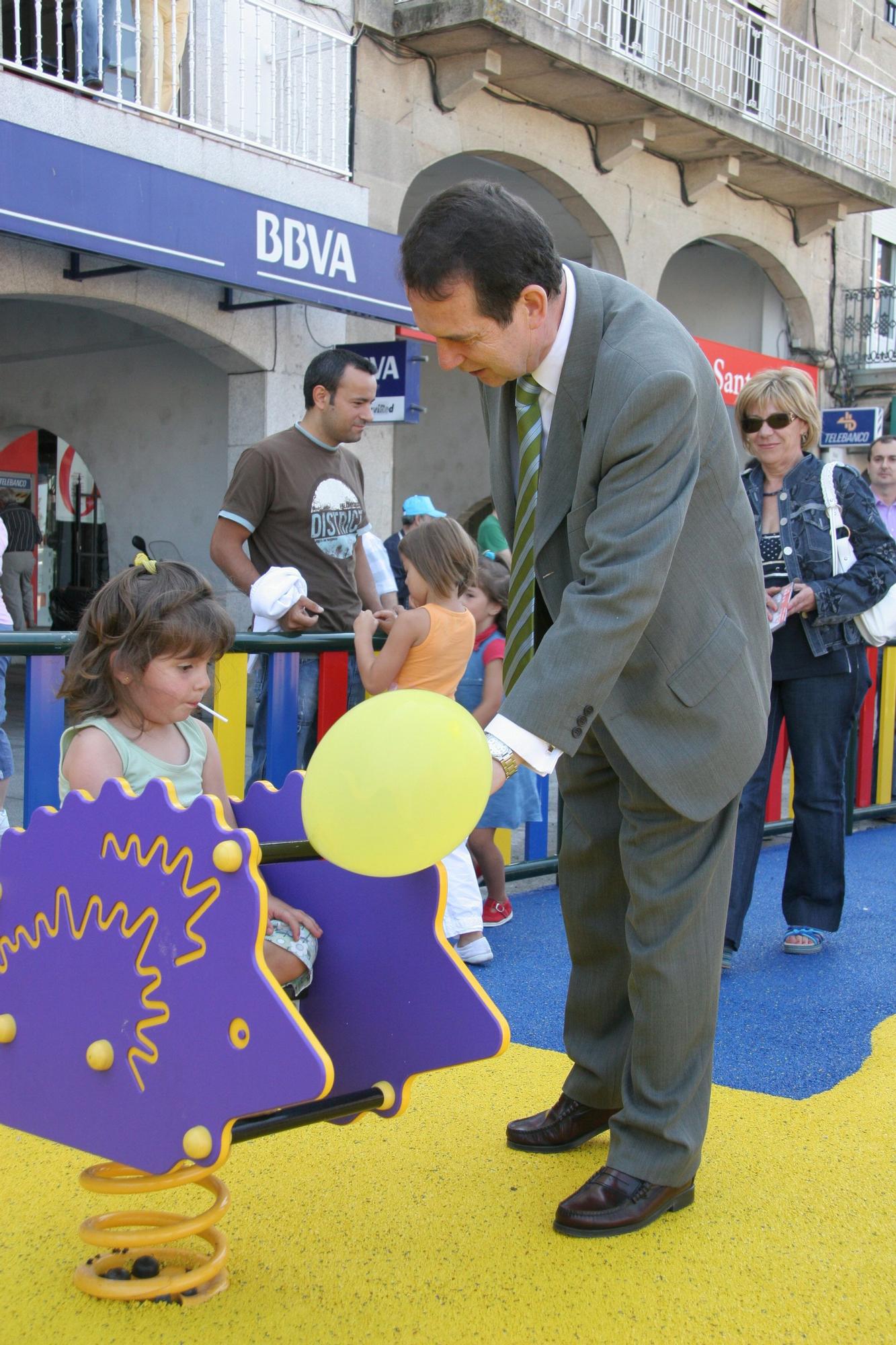 Abel Caballero durante la inauguración del parque infantil del Berbés en el año 2007