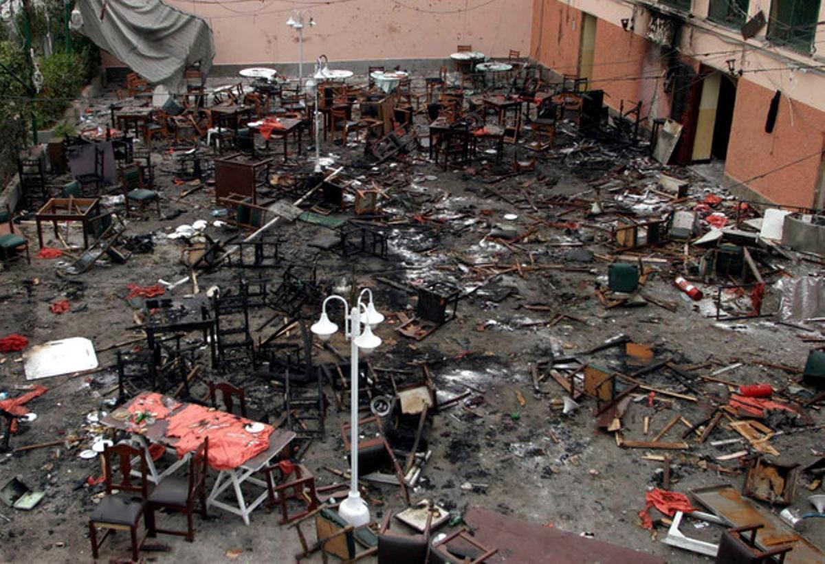 17 de maig del 2003. Estat en què va quedar el restaurant del Club Espanyol, a Casablanca, després dels atacs suïcides que van acabar amb la vida d’almenys 40 persones.