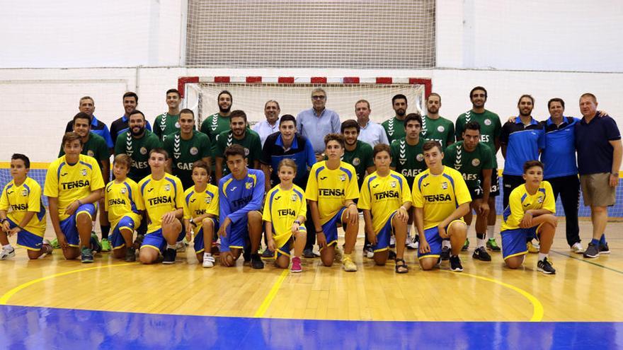 Los jugadores del Gaes Málaga posan con los chavales de la Escuela Municipal de Balonmano en Rincón de la Victoria.