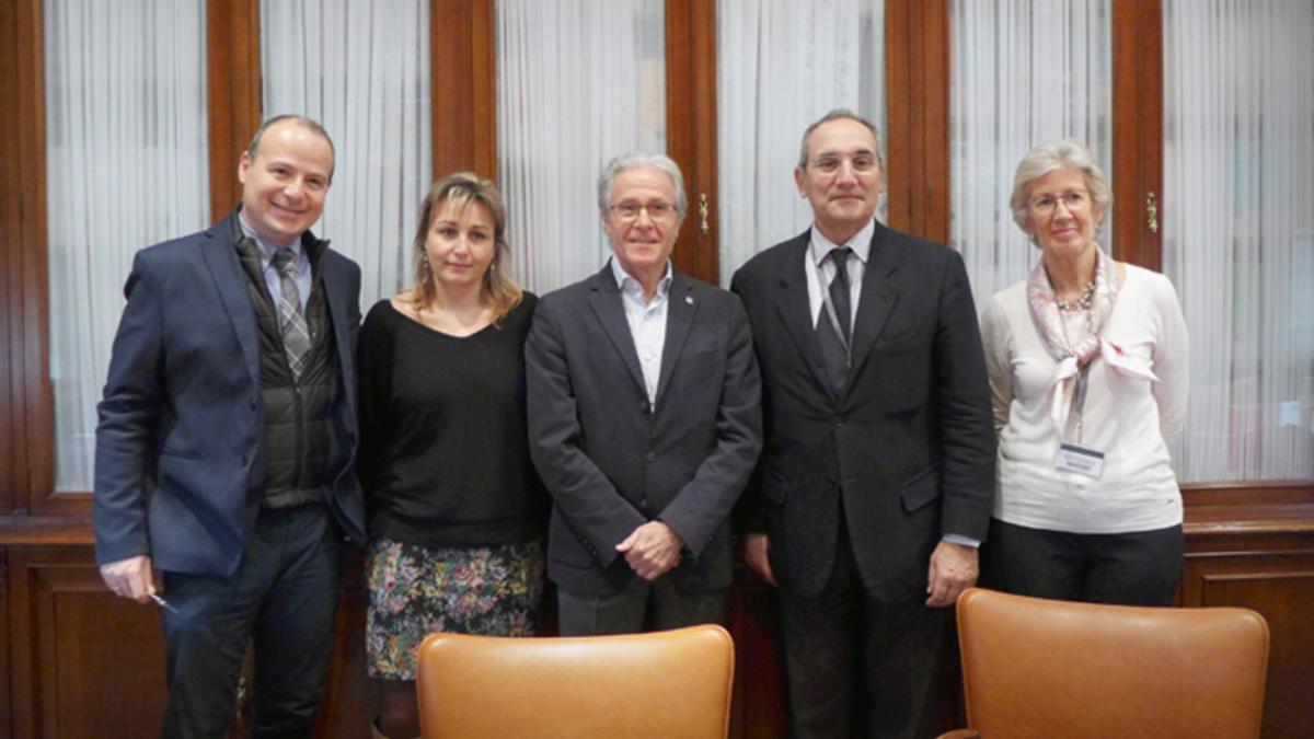 El Hospital Vall d'Hebron y el la Agrupació Barça Jugadors, con su presidente Ramon Alfonseda al frente, han firmado un convenio de colaboración