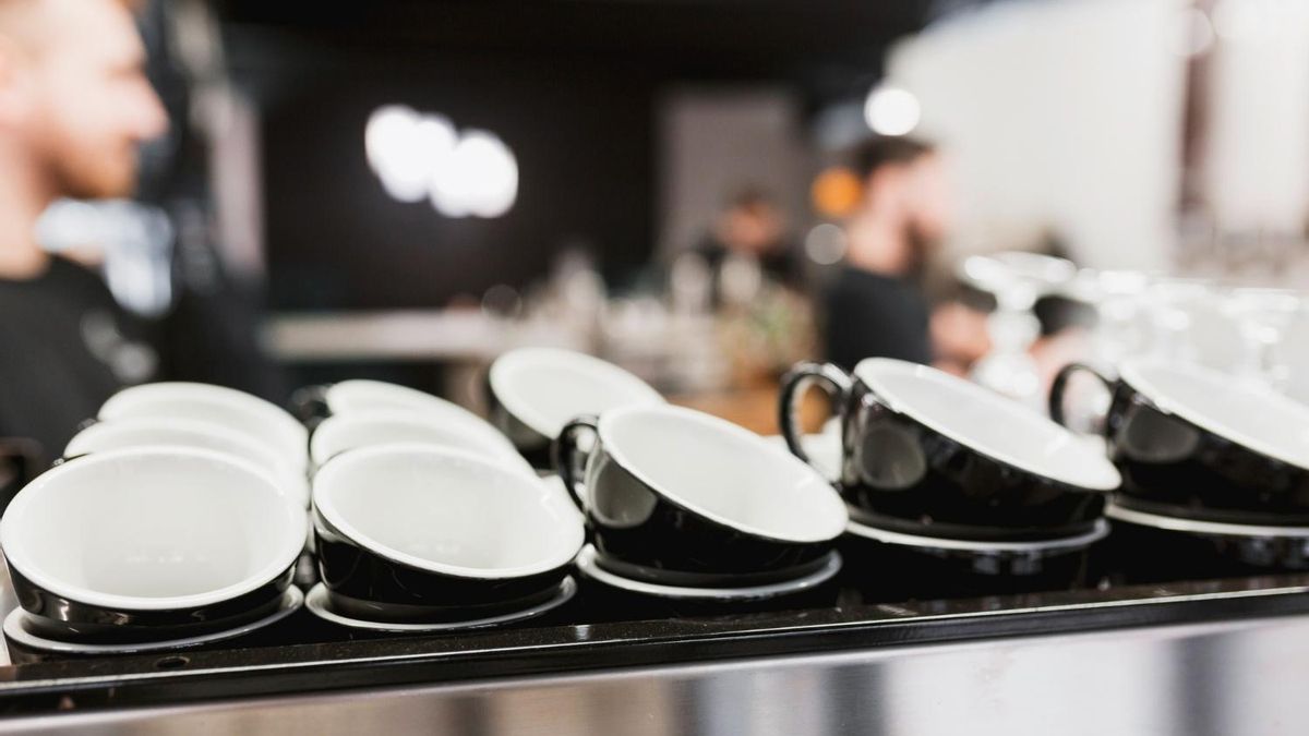 Tazas limpias en la cocina de un restaurante