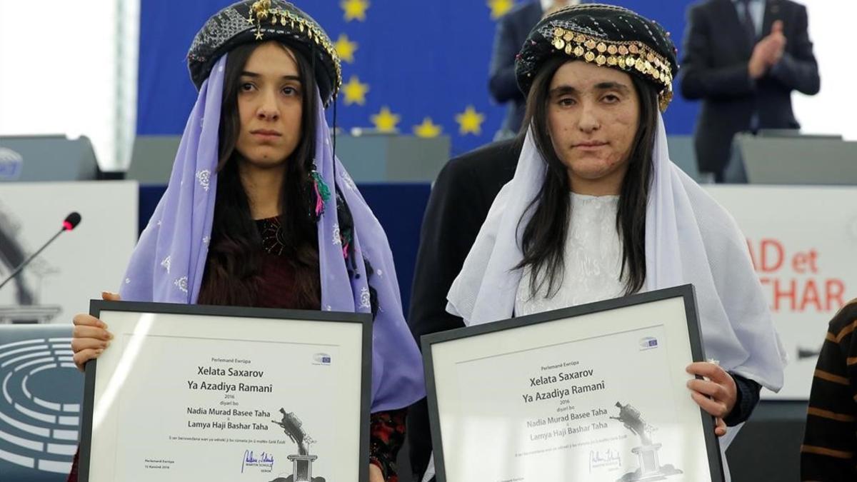 Nadia Murad (izquierda) y Lamiya Aji, galardonadas con el premio Sajarov 2016, en el Parlamento Europeo, en Estrasburgo, este martes.