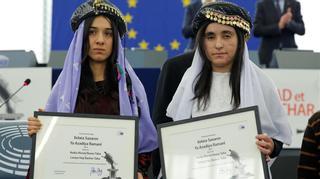 Las activistas yazidís Nadia Murad y Lamiya Aji recogen el premio Sajarov 2016