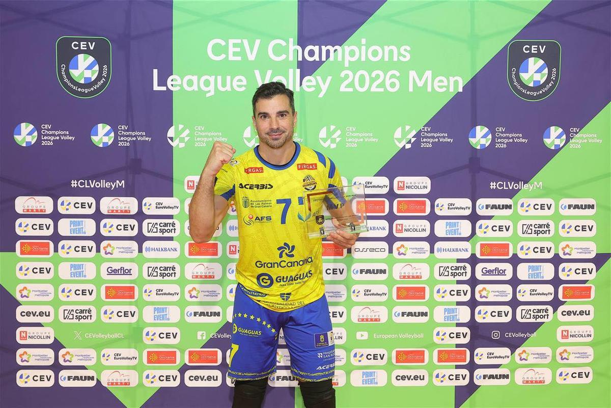 Io de Amo posa con el trofeo de MVP en el partido de vuelta de la eliminatoria de octavos de final ante el Montpellier.