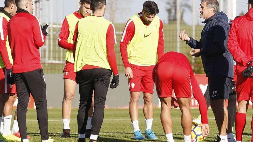 Herrera da instrucciones a sus futbolistas durante un entrenamiento.
