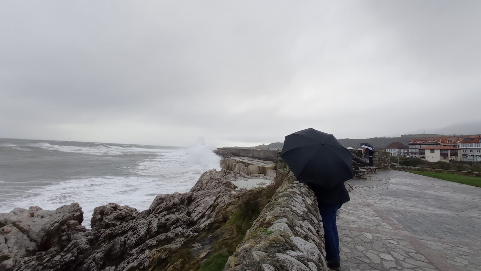 El temporal causa destrozos en Llanes