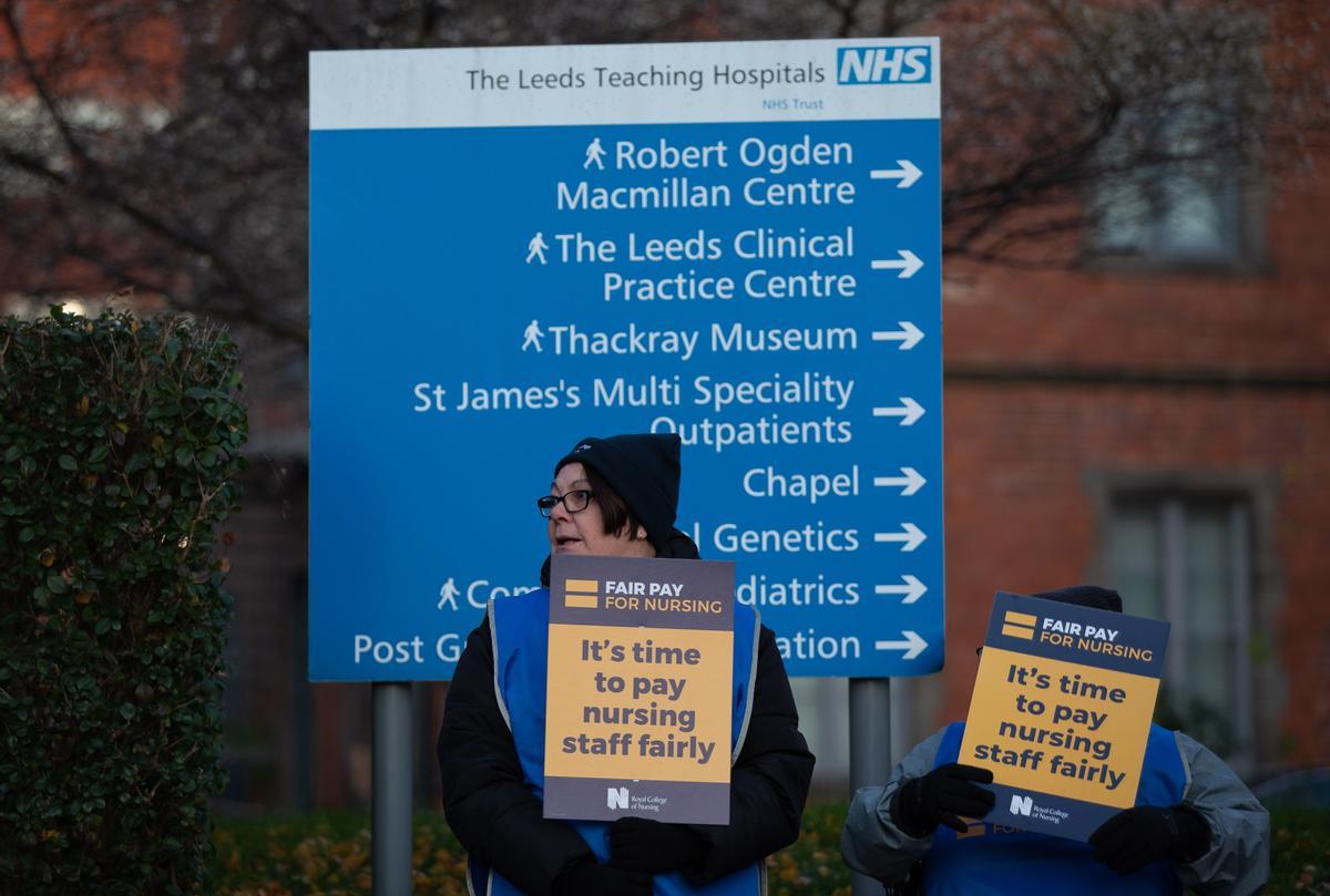 Enfermeras del National Health Service (NHS), el sistema público de salud británico, protestan a las puertas de un centro hospitalario en Leeds, Gran Bretaña.