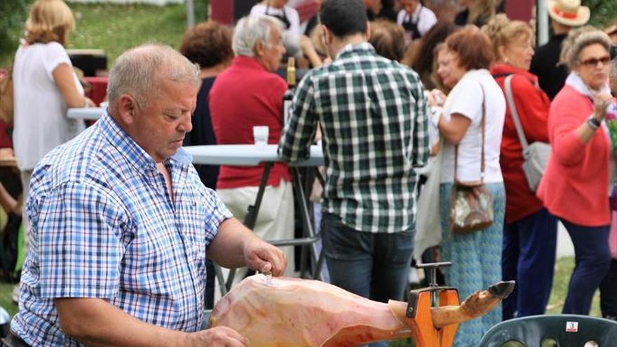 El jamón de Monesterio atrae a 7.000 visitantes